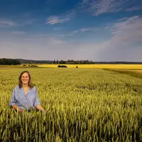 Dorothée Siou, agricultrice et conseillère municipale, dans son champ de céréales en Eure-et-Loir