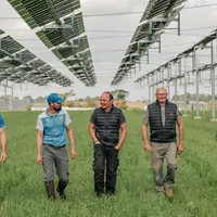 agriculteurs champ parcelle agricole panneaux solaires agrivoltaïsme