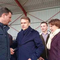 Emmanuel Macron dans une ferme en Haute-Saône interrogé par des journalistes