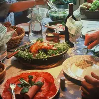 table avec différents plats