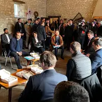 Sébastien Lecornu et Annie Genevard devant des représentants des Jeunes agriculteurs le 30 janvier à Baigneaux en Eure-et-Loir.