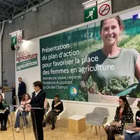 Annie Genevard, ministre de l’agriculture, présente son plan pour les femmes en agriculture le 23 février au salon de l’agriculture avec des agricultr