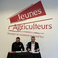 Le président des Jeunes agriculteurs Pierrick Horel et le secrétaire général du syndicat Quentin Le Guillous en conférence de presse à Paris ce 18 fév