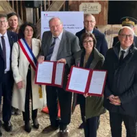 Un groupe de personnes posant pour la photo