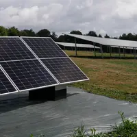 panneaux photovoltaïques dans un champ