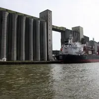 Chargement d'un bateau cargo dans le port céréalier de Rouen.