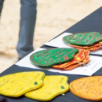Plaques du concours général agricole posées sur une table