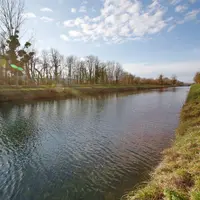 cours d'eau entouré d'arbres et de champs