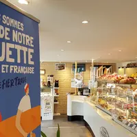 intérieur d'une boulangerie avec à l'entrée un panneau agri-éthique