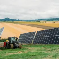 panneaux agrivoltaïques et tracteur dans un champ