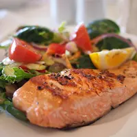 saumon et légumes dans une assiette