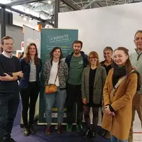 groupe de personnes posant pour la photo