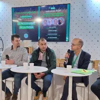 Quatre intervenant lors d'une conférence sur le stand de la FNSEA au salon de l'agriculture sur l'agrivoltaïsme