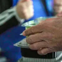 Gros plan sur des mains qui tiennent de la nourriture