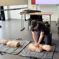 Massage cardiaque réalisé sur un mannequin par un pompier lors d'une formation aux premiers secours