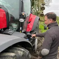 Agriculteur remplissant le réservoir de son tracteur de GNR