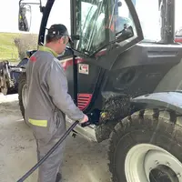 Agriculteur remplissant le réservoir de GNR de son tracteur
