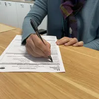 Personne remplissant un formulaire Cerfa pour l’embauche d’un salarié