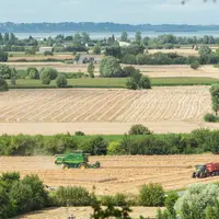 plusieurs tracteurs travaillant dans des champs