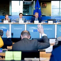 Les eurodéputés de la commission des Budgets du Parlement européen en train de voter le 15 avril à Bruxelles.