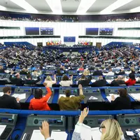 Les eurodéputés votant au sein de l'hémicycle du Parlement européen à Strasbourg le 28 avril.