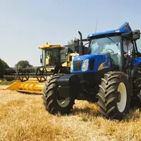 Chantier agricole avec une moissonneuse batteuse et un tracteur