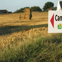 Pancarte camping Bienvenue à la ferme dans un champ