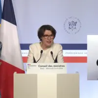 Annie Genevard expliquant son projet de loi d’urgence agricole ce 8 avril devant la presse après le Conseil des ministres.