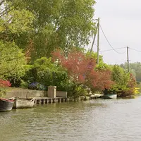 cours d'eau et bateaux ammarés à la berge