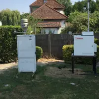 préleveurs d'air devant une maison