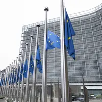 Les drapeaux européens devant le bâtiment de la Commission européenne à Bruxelles.