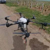 drone posé sur la route en bordure de champ