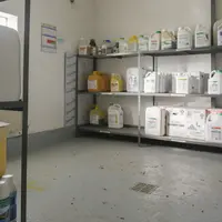 Espace de rangements de bidons de pesticides sur des étagères