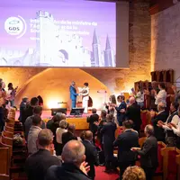 Annie Genevard reçoit un bouquet de fleurs le 24 avril au congrès de GDS France