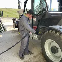 Agriculteur remplissant le réservoir de son tracteur de GNR