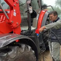 Agriculteur remplissant de GNR le réservoir de son tracteur