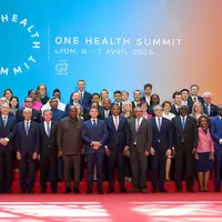 Le Président de la République Emmanuel Macron le 7 avril lors du sommet « One Health » à Lyon, entourés de tous les représentants des autres pays prés