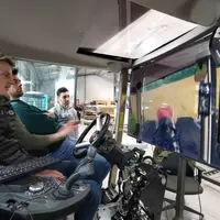 Un étudiant d’UniLaSalle utilise le simulateur de conduite en cabine du jeu vidéo Farming Simulator développé avec AgriLab.