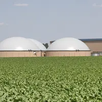 Unité de méthanisation en bâche souple au milieu d'un champ.