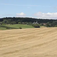 Vue sur des parcelles agricoles et des villages de la campagne marnaise