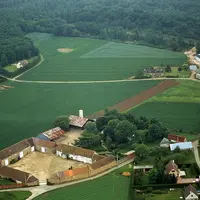 Exploitation agricole et maison vues du ciel