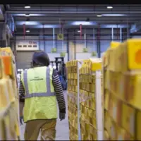 femme de dos dans un entrepot de denrées alimentaires