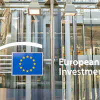 Porte d'entrée du siège de la banque européenne d'investissement.