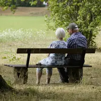 Couple de retraités de dos sur un banc