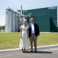 Les co-fondateurs d'Intact Alexis Duval et Fanny de Castelnau le 29 mai devant le site industriel de Baule dans le Loiret.
