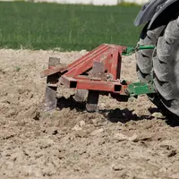 tracteur labourant