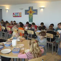 élèves à la cantine