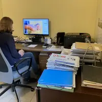 Agricultrice devant son ordinateur