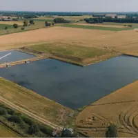 plan d'eau entouré de champ