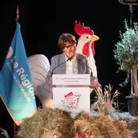 Annie Genevard en tribune devant un coq géant au congrès des Jeunes agriculteurs